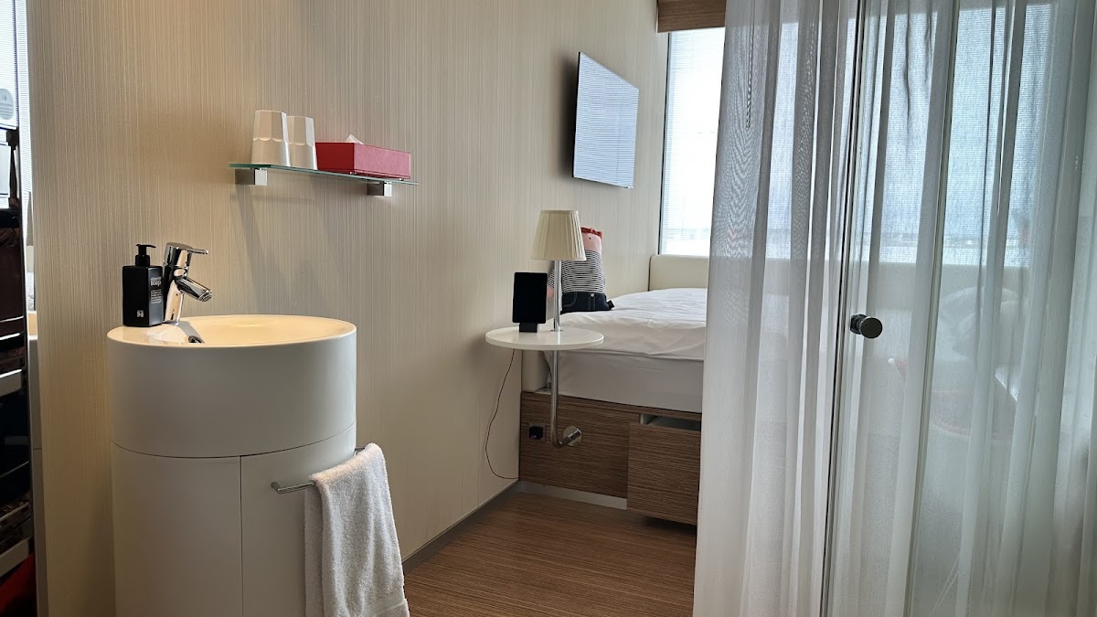 citizenM Schiphol Airport Hotel — photo 2