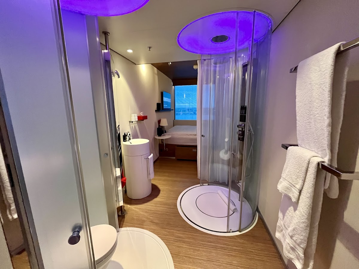 citizenM Schiphol Airport Hotel — photo 3